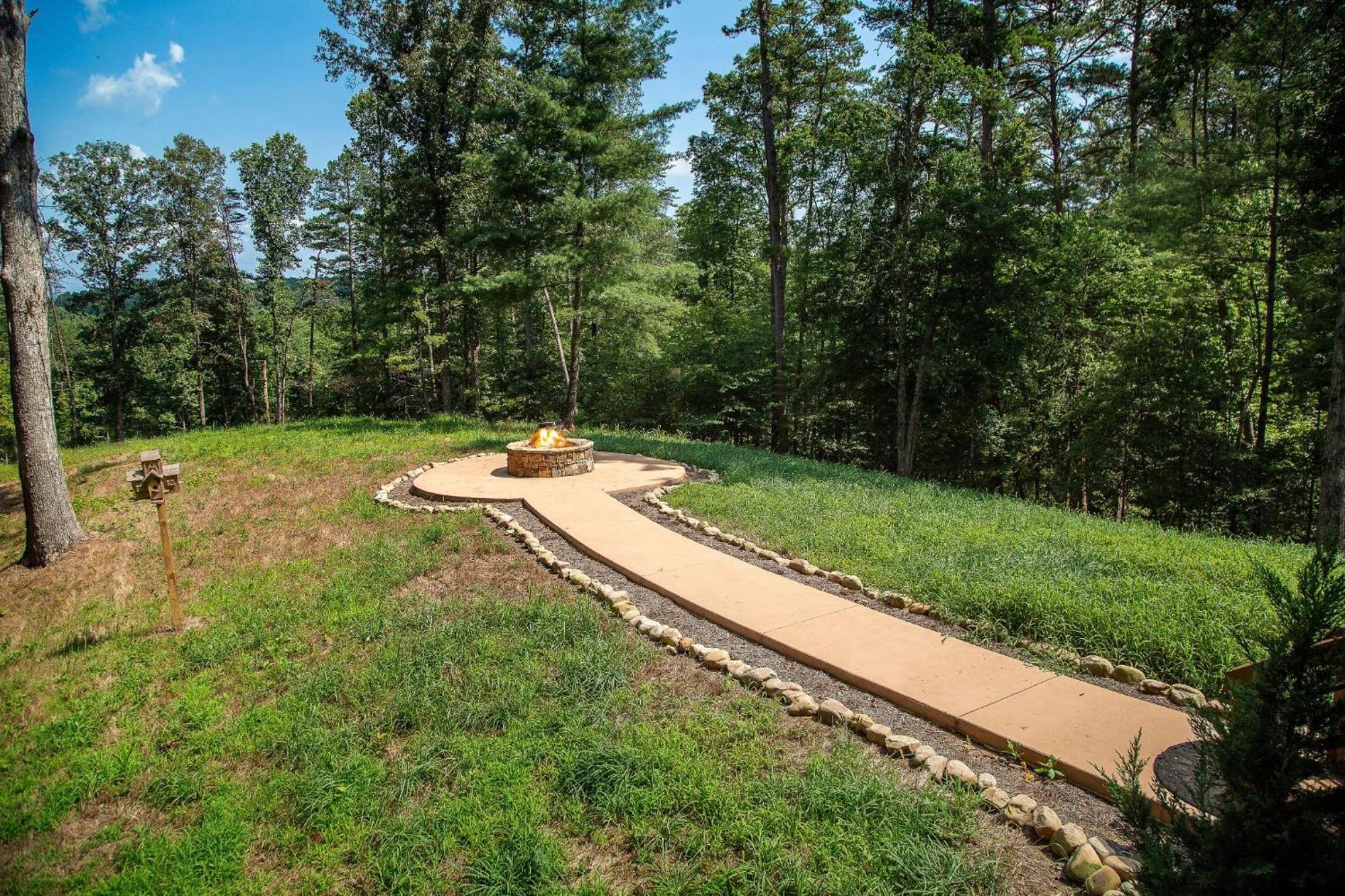 Adore The Smores Rustic Mountain Charm Outdoor Spaces And A Cozy Hot Tub Blue Ridge Eksteriør bilde